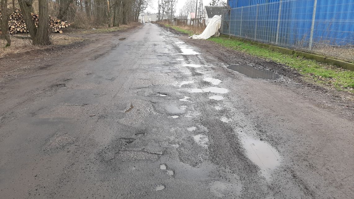 Dziura na dziurze. Nie ominiesz - pisze czytelniczka i przesyła zdjęcia Dziura na dziurze. Nie ominiesz - pisze czytelniczka i przesyła zdjęcia