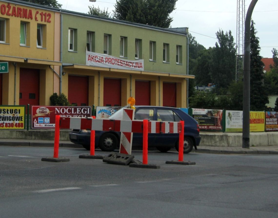 Dziura na środku drogi Dziura na środku drogi