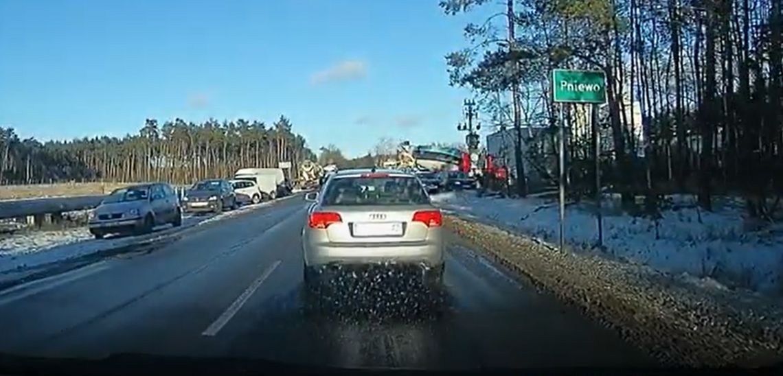 Dziury, błoto i zajęte pobocze. Korzystanie z tej drogi jest niebezpieczne! - ostrzega czytelnik 