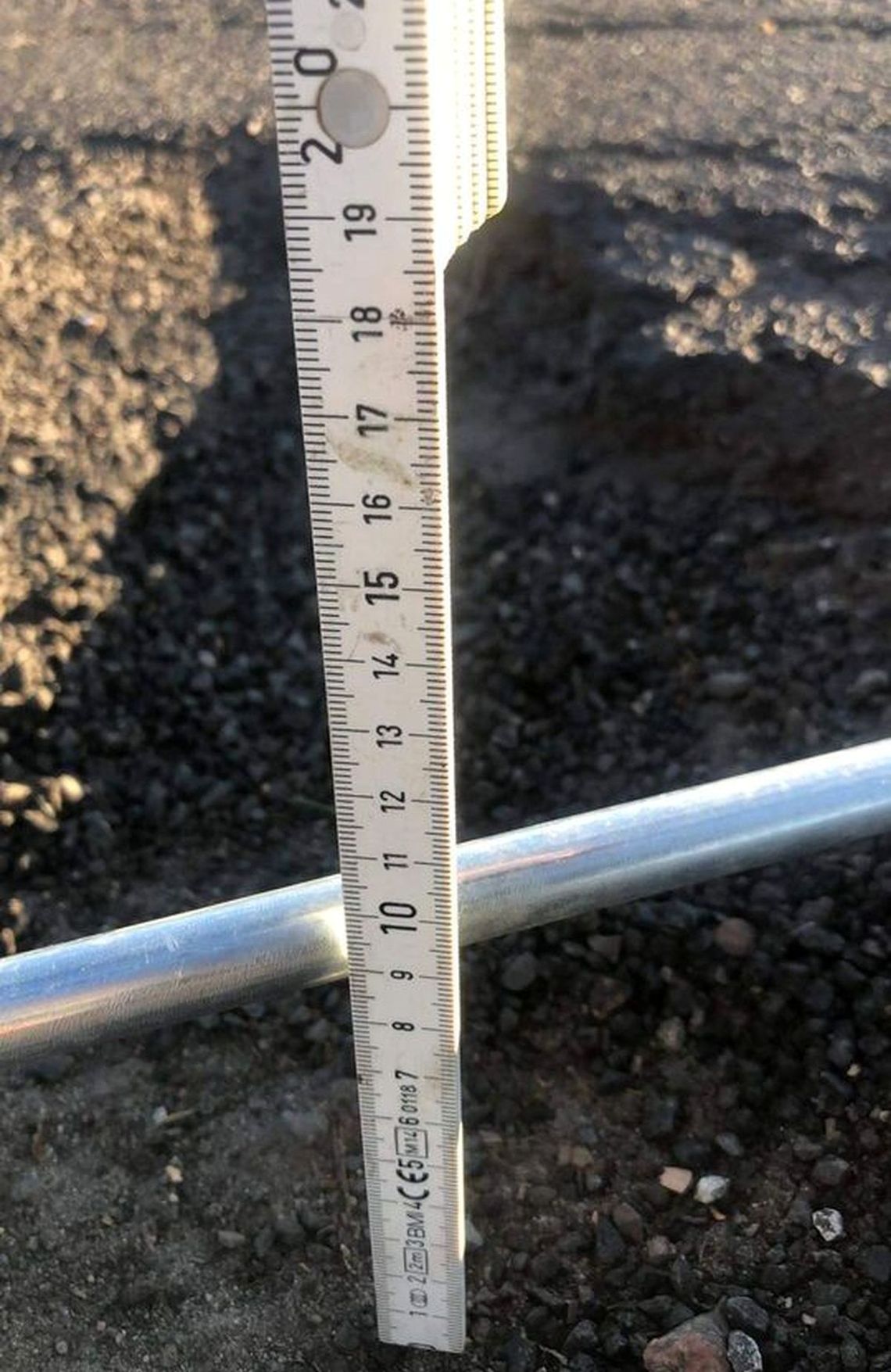 Dziury głębokie na 20 cm to groźne pułapki na drogach! - ostrzega czytelnik [FOTO, WIDEO]