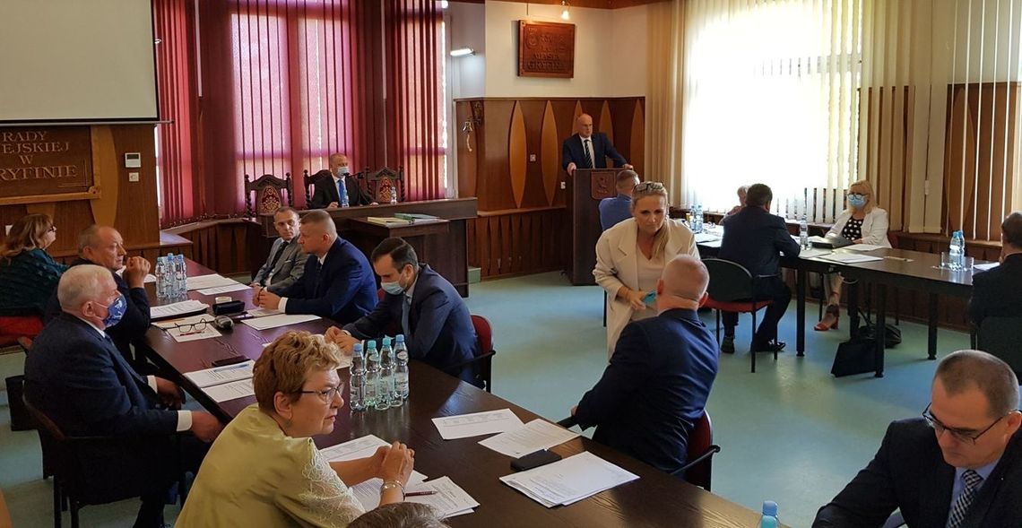 Dziwne ruchy wokół studium