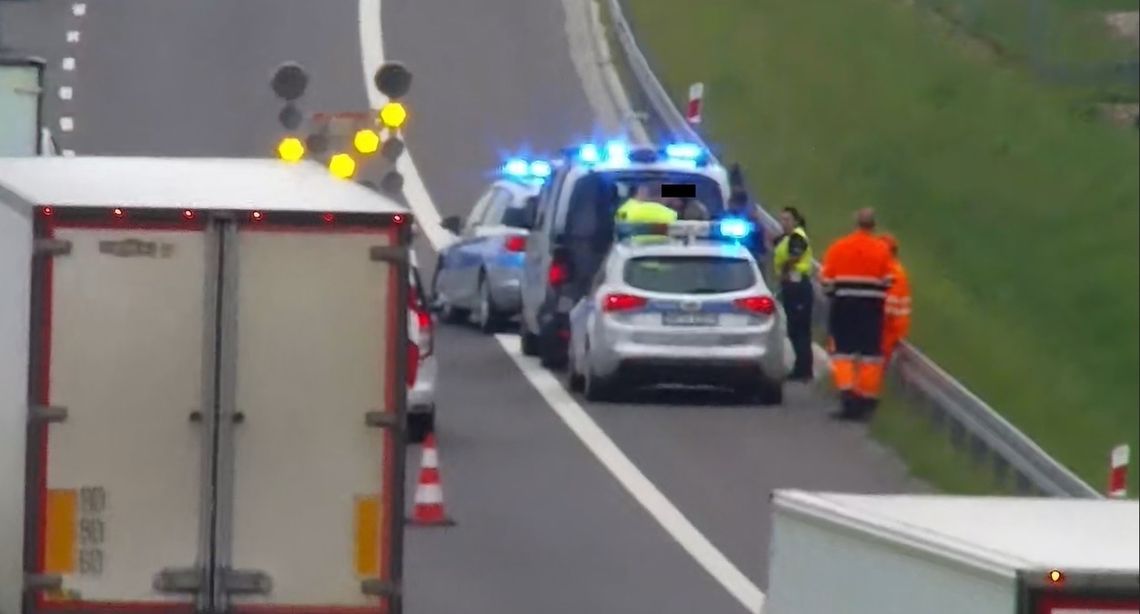 Dziwne sceny na S-ce. Najpierw cofał, potem uciekał przed policją [WIDEO]