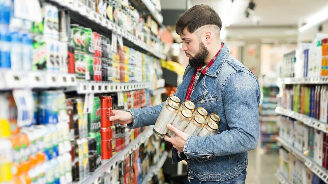 Koniec takiej reklamy alkoholu. Zniknie promocja na wielosztuki