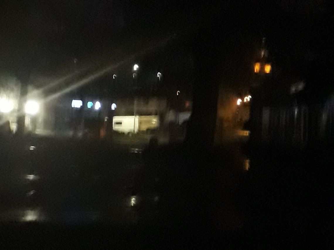 Egipskie ciemności w okolicy stadionu. A tamtędy rano chodzą dzieci do szkoły! Egipskie ciemności w okolicy stadionu. A tamtędy rano chodzą dzieci do szkoły!