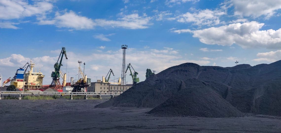 Elektrownia Dolna Odra gromadzi zapasy węgla na zimę. PGE uruchamia drogowe dostawy paliwa