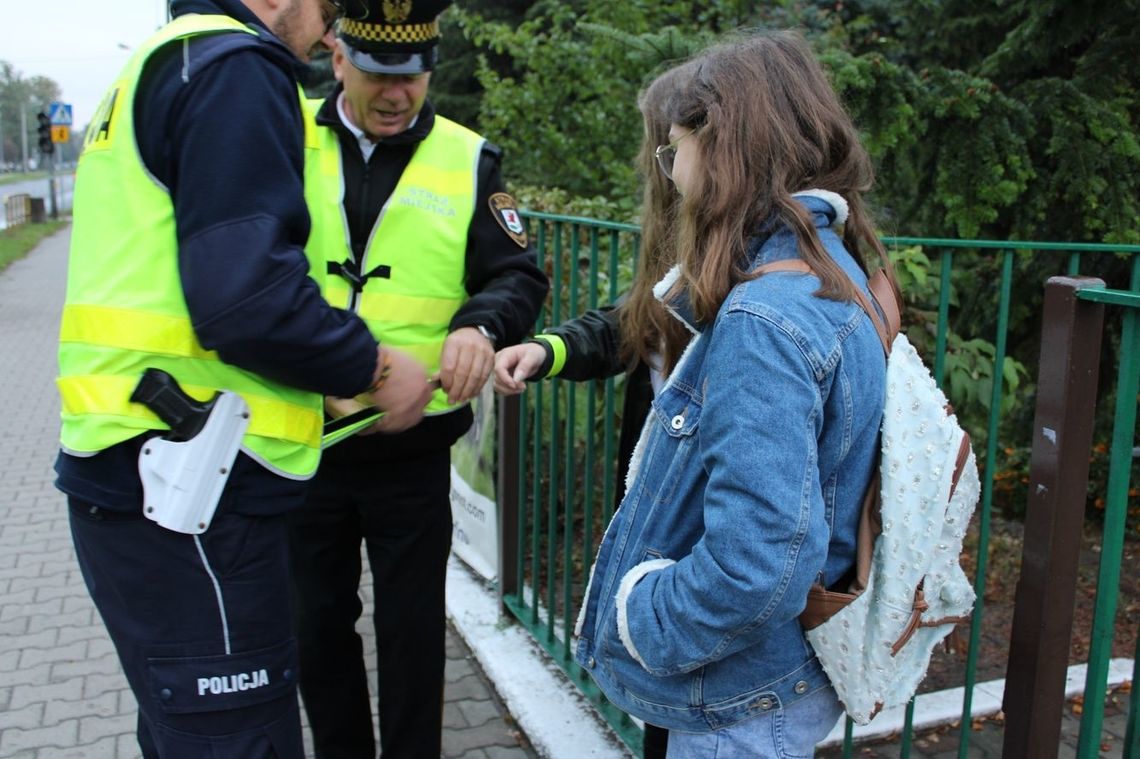 Elementy odblaskowe ratują życie. Akcja na ulicach Gryfina