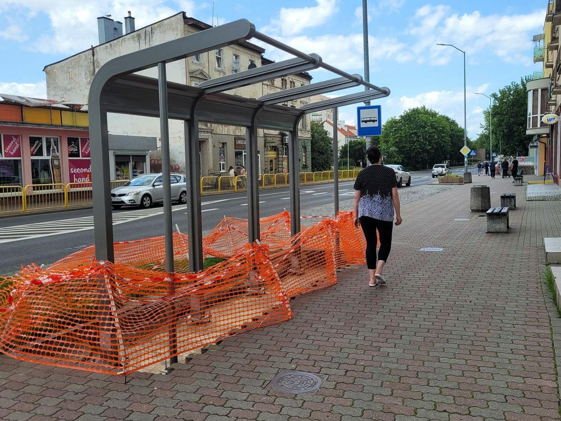 Ewenement na skalę światową! Przystanek... tyłem do autobusu!