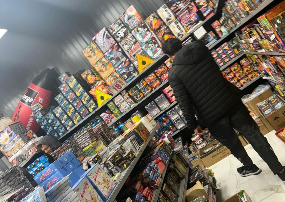 Fajerwerki sprzedają blisko stacji paliw! - alarmuje czytelnik