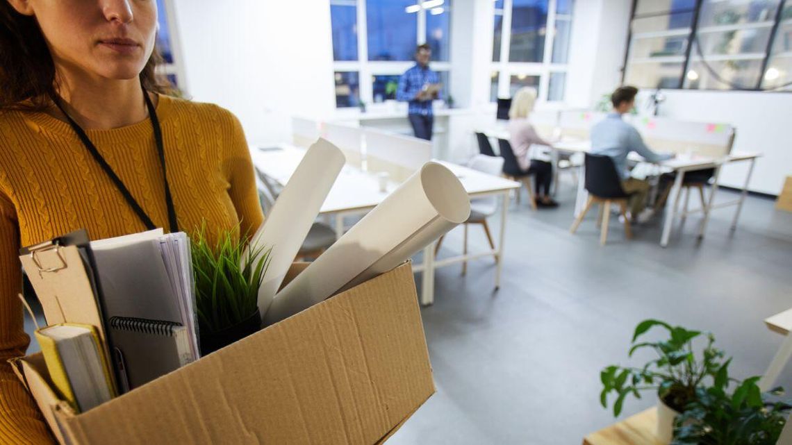 Plaga cichych, dużych zwolnień. Firmy formalnie nie stosują zwolnień grupowych. ale...