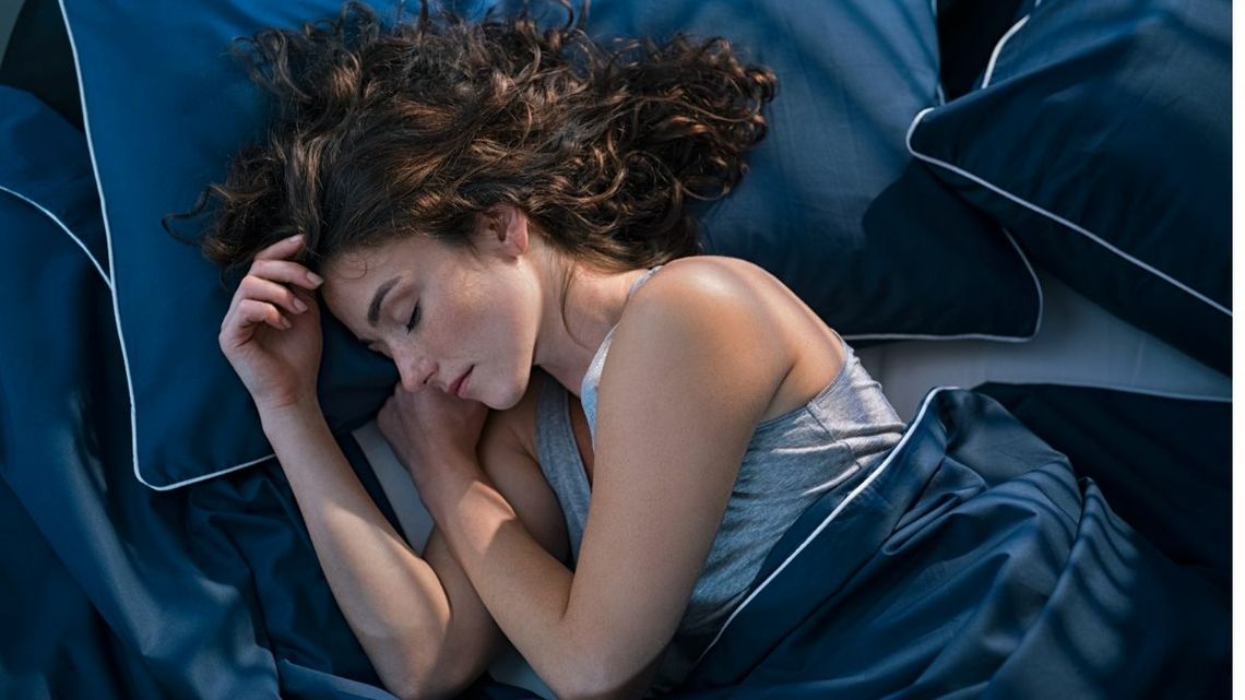 Podpowiadamy jak dobrze spać podczas upału? Można w prosty sposób wychłodzić sypialnię