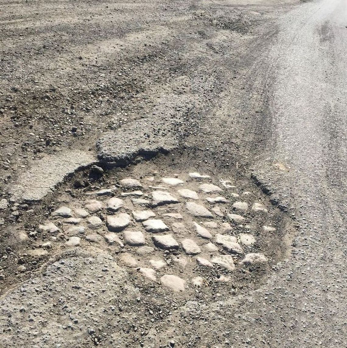 Fatalny stan gminnego odcinka drogi. Jeździmy slalomem - skarży się czytelnik Fatalny stan gminnego odcinka drogi. Jeździmy slalomem - skarży się czytelnik