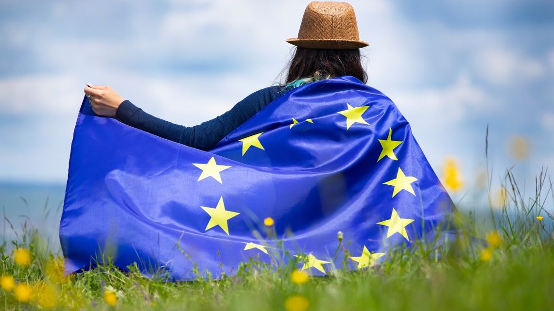 Więzienie za niszczenie flagi UE? Nowy projekt ustawy uderzy w politycznych wandali