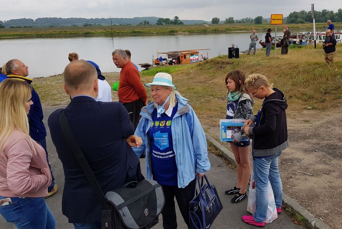 Flis Odrzański zacumował pomimo niskiego stanu rzeki i został gościnnie przyjęty [FILM, FOTO]