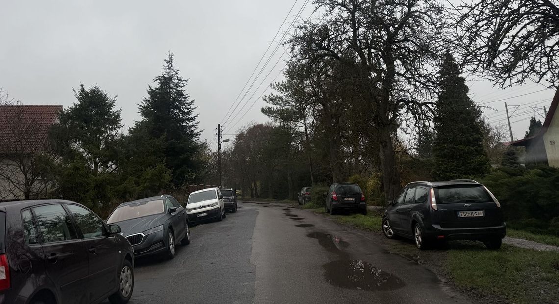 Problemem tragiczny stan nawierzchni i pojazdy zaparkowane z obu stron drogi Problemem tragiczny stan nawierzchni i pojazdy zaparkowane z obu stron drogi