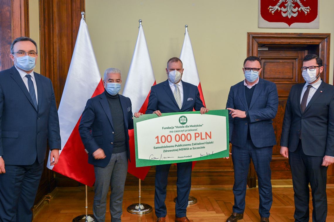 Fundacja "Hotele dla Medyków" przekazała czek dla Szpitala MSWiA w Szczecinie