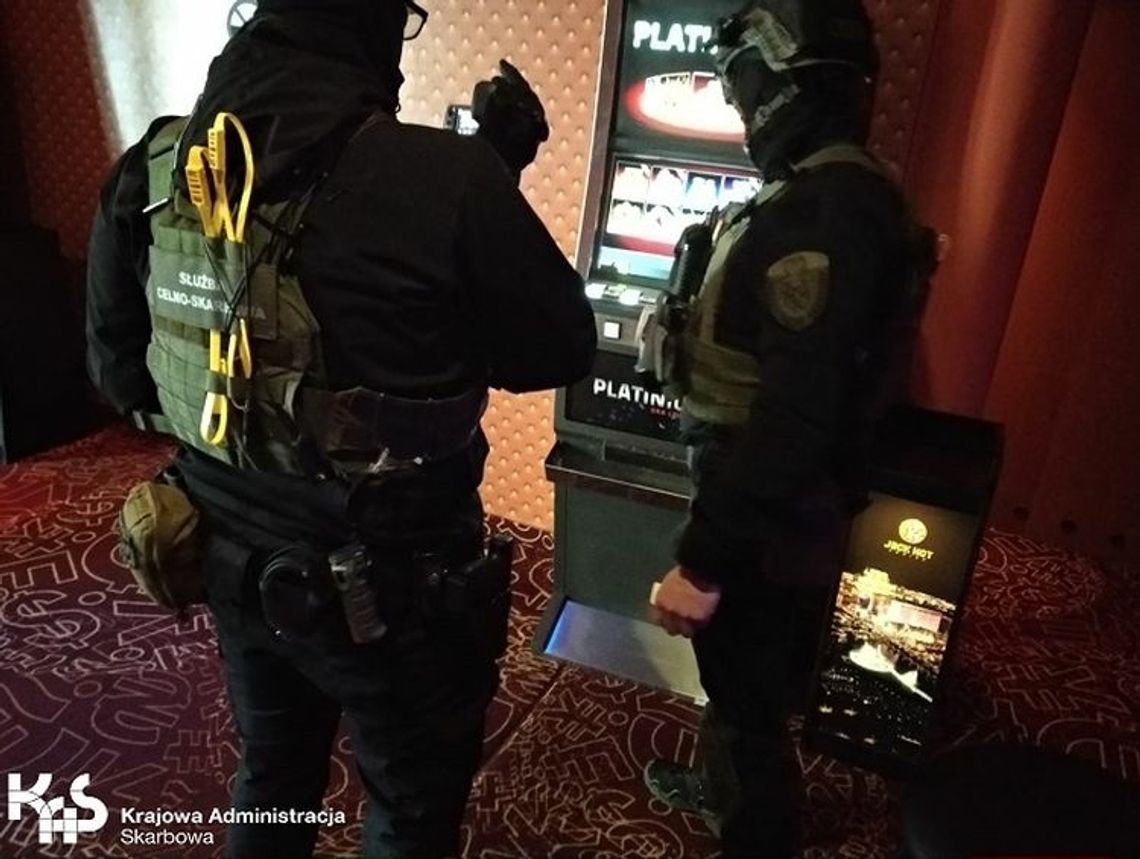 Funkcjonariusze zabezpieczyli automaty do gier i gotówkę