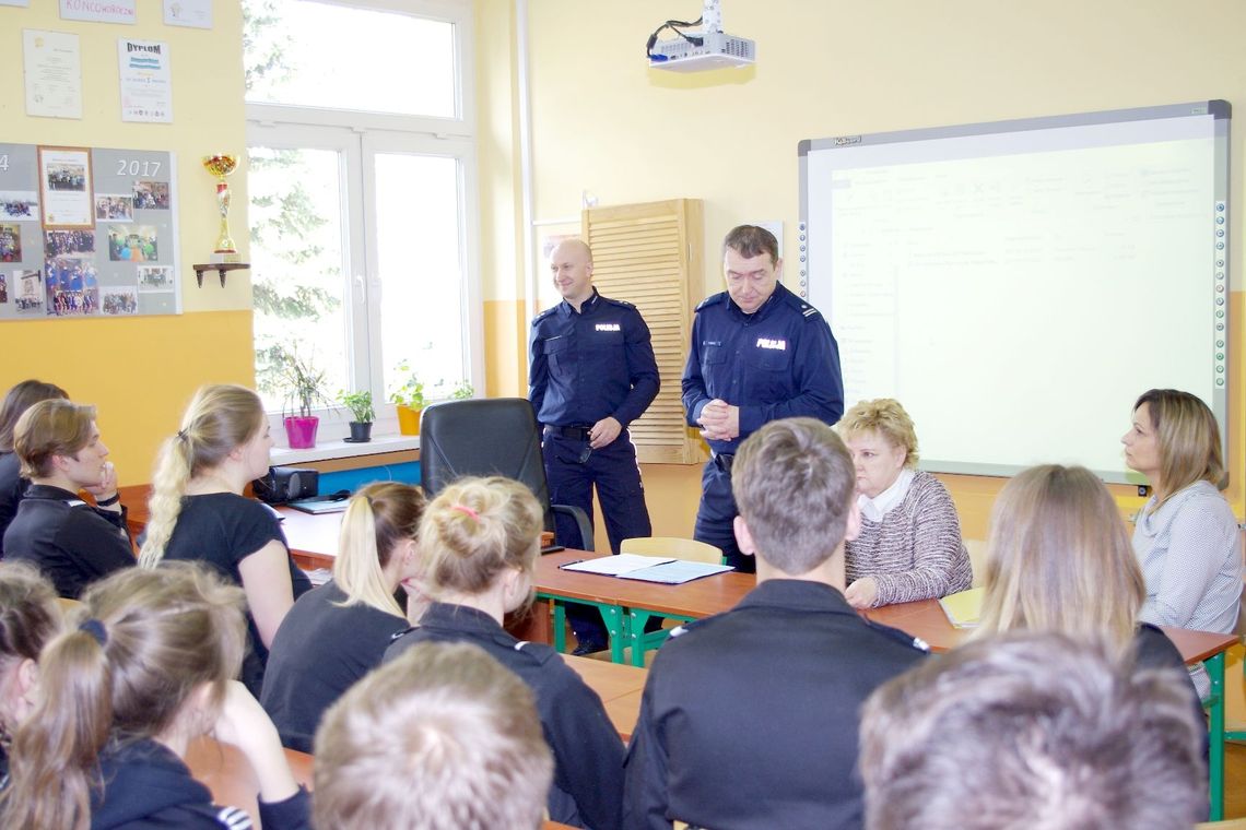  Funkcjonariusze zachęcali do wstąpienia do policji