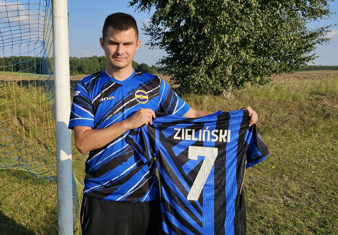 Gadżety od Piotra Zielińskiego. Licytacja dla miejscowego klubu sportowego