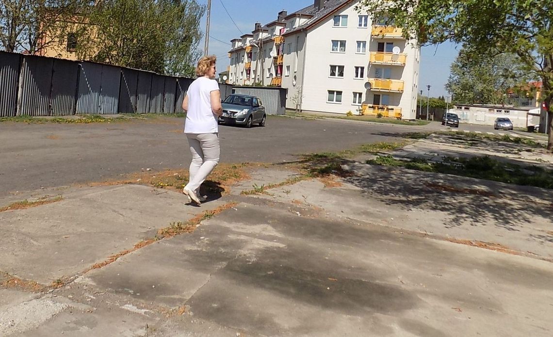 Garaże zlikwidowaliśmy, a obiecanej drogi nie ma - skarżą się mieszkańcy