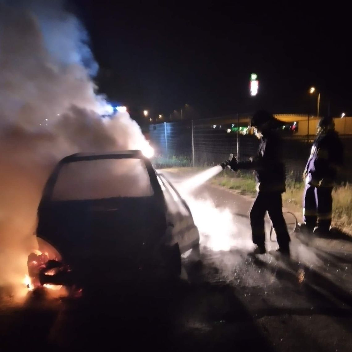 Gasili płonące auto