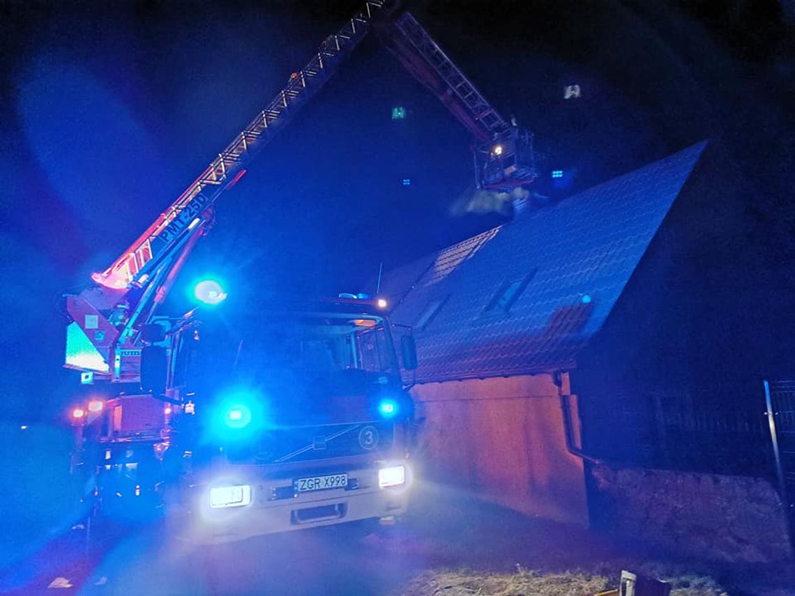 Gasili pożar sadzy kominowej. Z powodu gęstego dymu musieli użyć aparatów "ODO" Gasili pożar sadzy kominowej. Z powodu gęstego dymu musieli użyć aparatów "ODO"