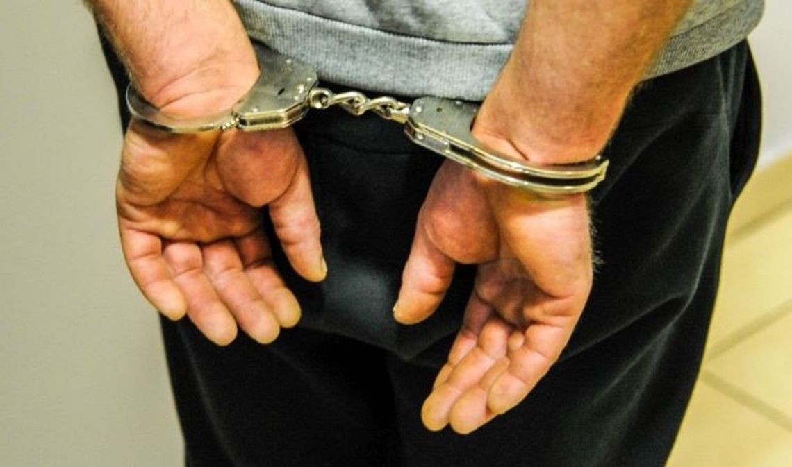 Gdy przyszli policjanci ukrył się za pralką pod stertą ubrań. Zdziwił się... Gdy przyszli policjanci ukrył się za pralką pod stertą ubrań. Zdziwił się...