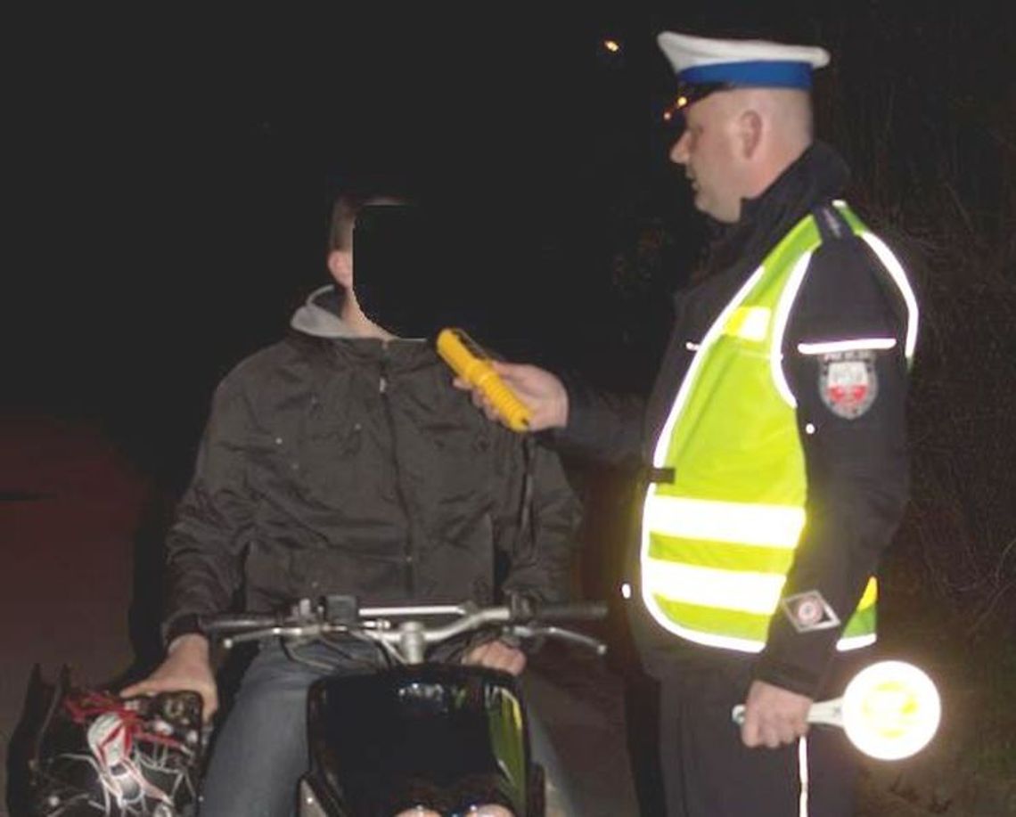 Gdy zdjął kask, to policjant poczuł od niego woń niestrawionego alkoholu Gdy zdjął kask, to policjant poczuł od niego woń niestrawionego alkoholu