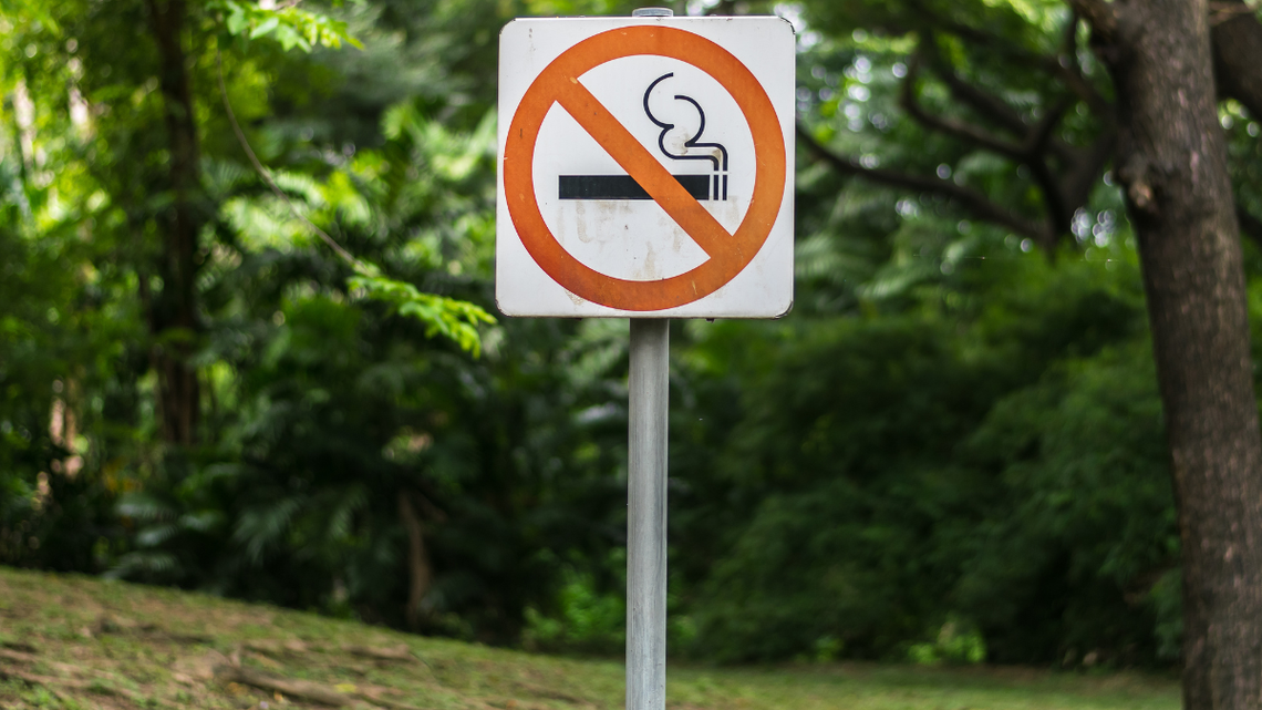 Rekordowe mandaty za palenie w miejscach publicznych. Nowe przepisy i długa lista zakazów Rekordowe mandaty za palenie w miejscach publicznych. Nowe przepisy i długa lista zakazów