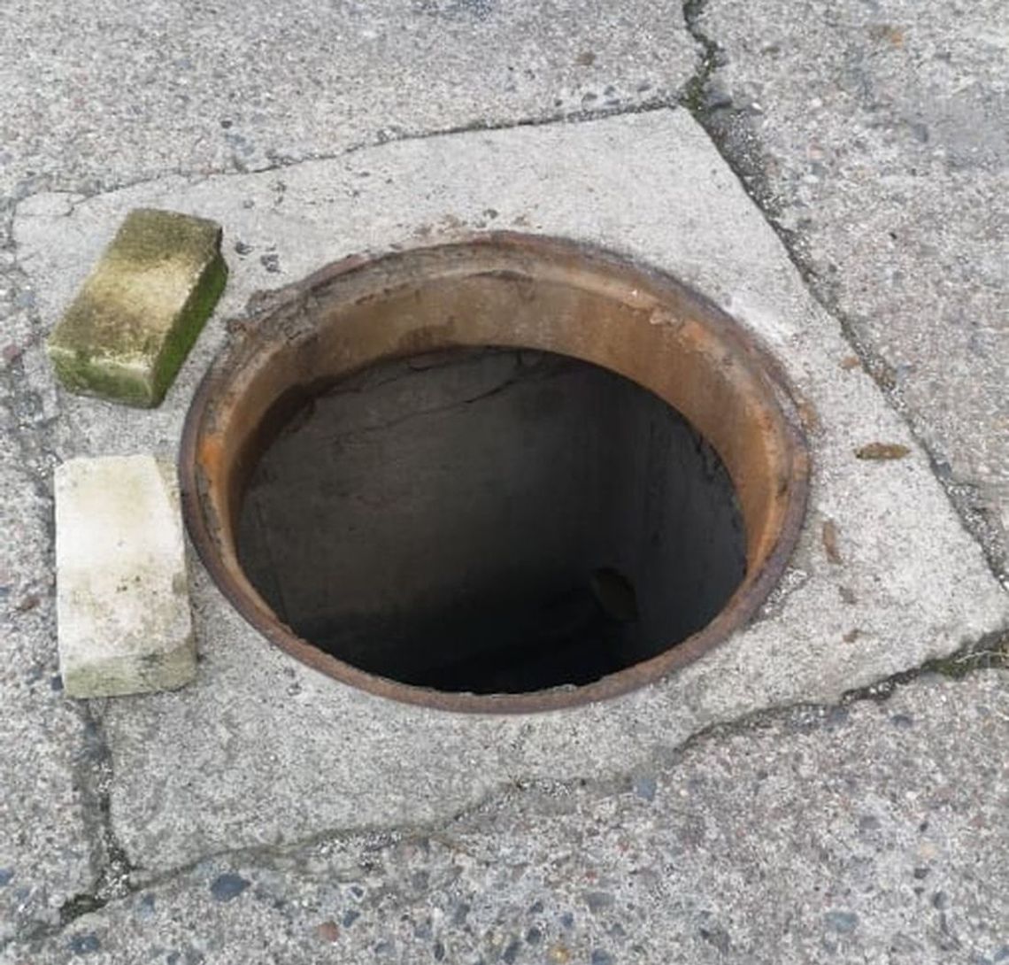 Głęboka dziura na środku gminnego parkingu. Uważajcie! Głęboka dziura na środku gminnego parkingu. Uważajcie!