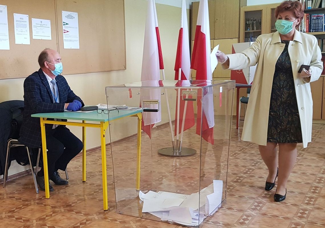 Głosują w maseczkach i rękawiczkach Głosują w maseczkach i rękawiczkach