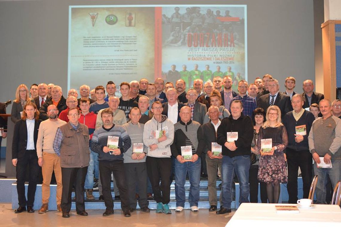 Gmina Gryfino sponsoruje promocję i wydanie książki o klubie piłkarskim