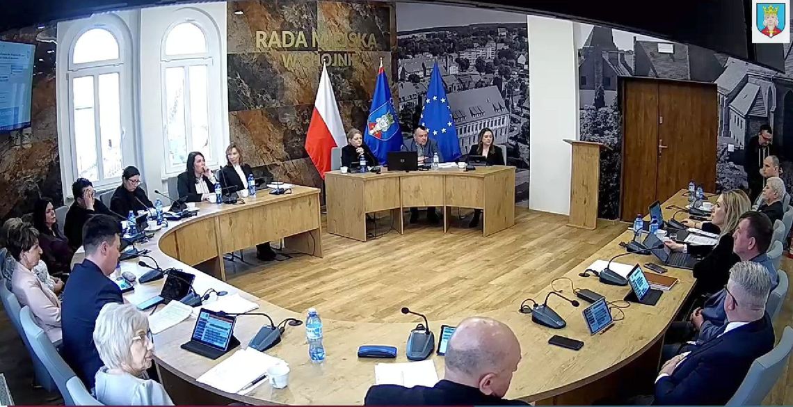 Gorąca sesja nadzwyczajna w Chojnie. Czy radni doszli do porozumienia z burmistrz Rawecką?