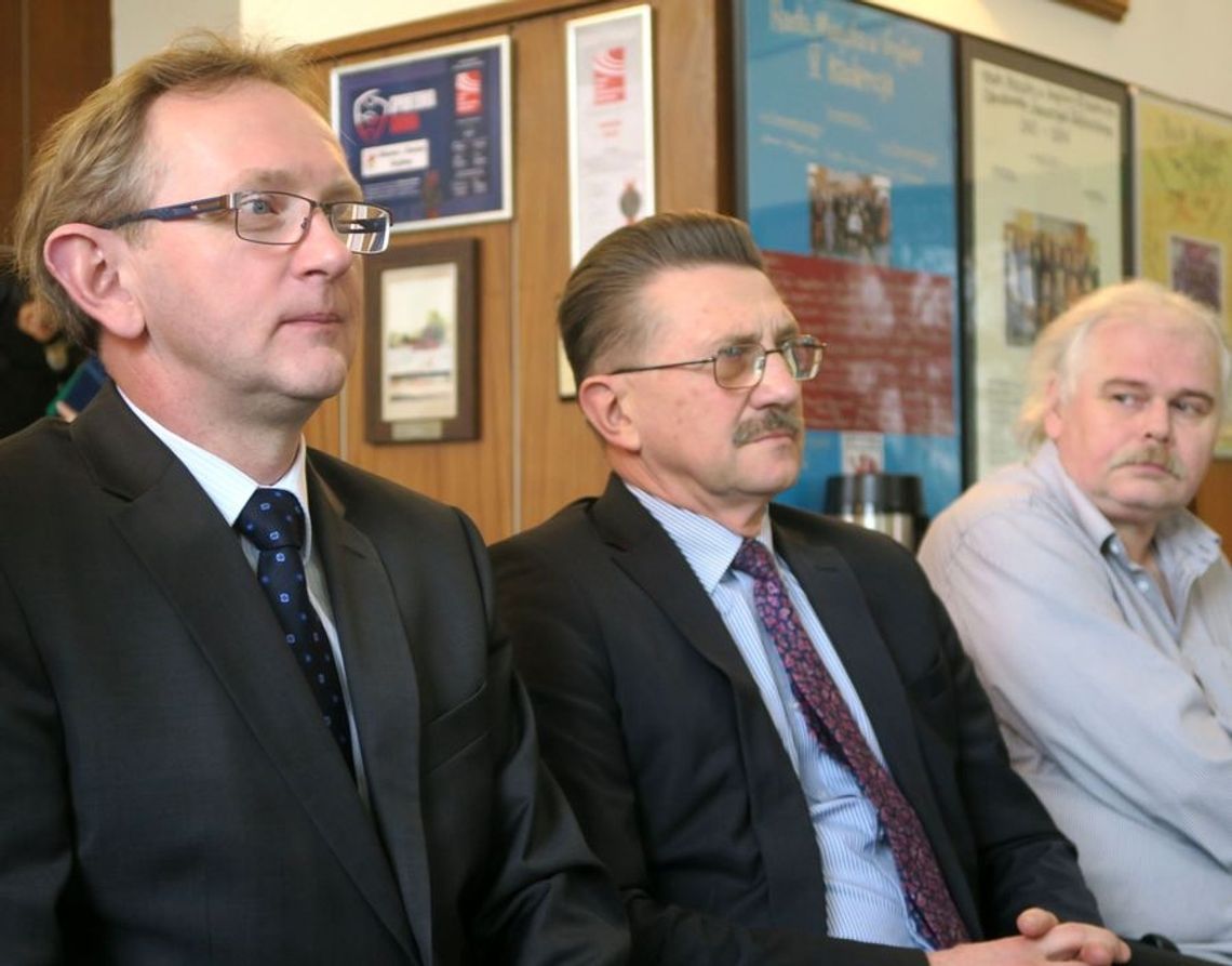 Goście z elektrowni witani kwiatami