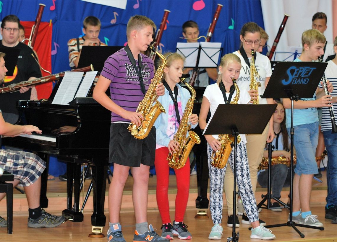 Grają, że aż dudni