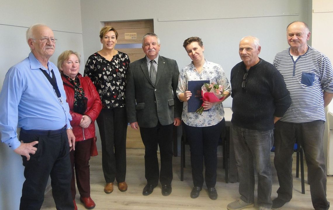 Gratulacje dla Ewy Kwiecień. Wyróżnienie z rąk Bogdana Matławskiego Gratulacje dla Ewy Kwiecień. Wyróżnienie z rąk Bogdana Matławskiego