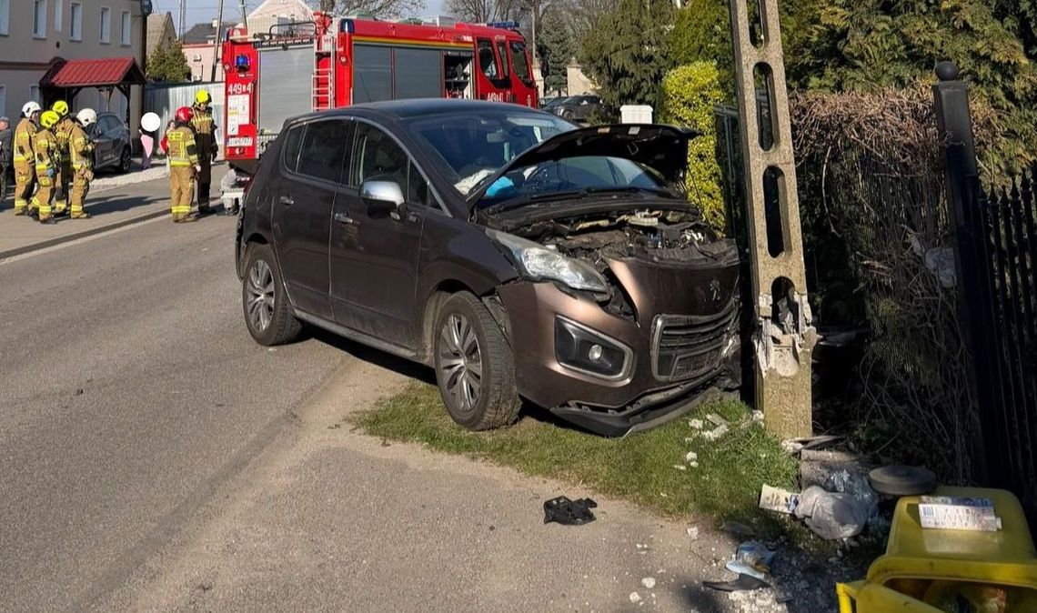 Groźna kolizja: Peugeot zdemolował infrastrukturę i uderzył w inne auto