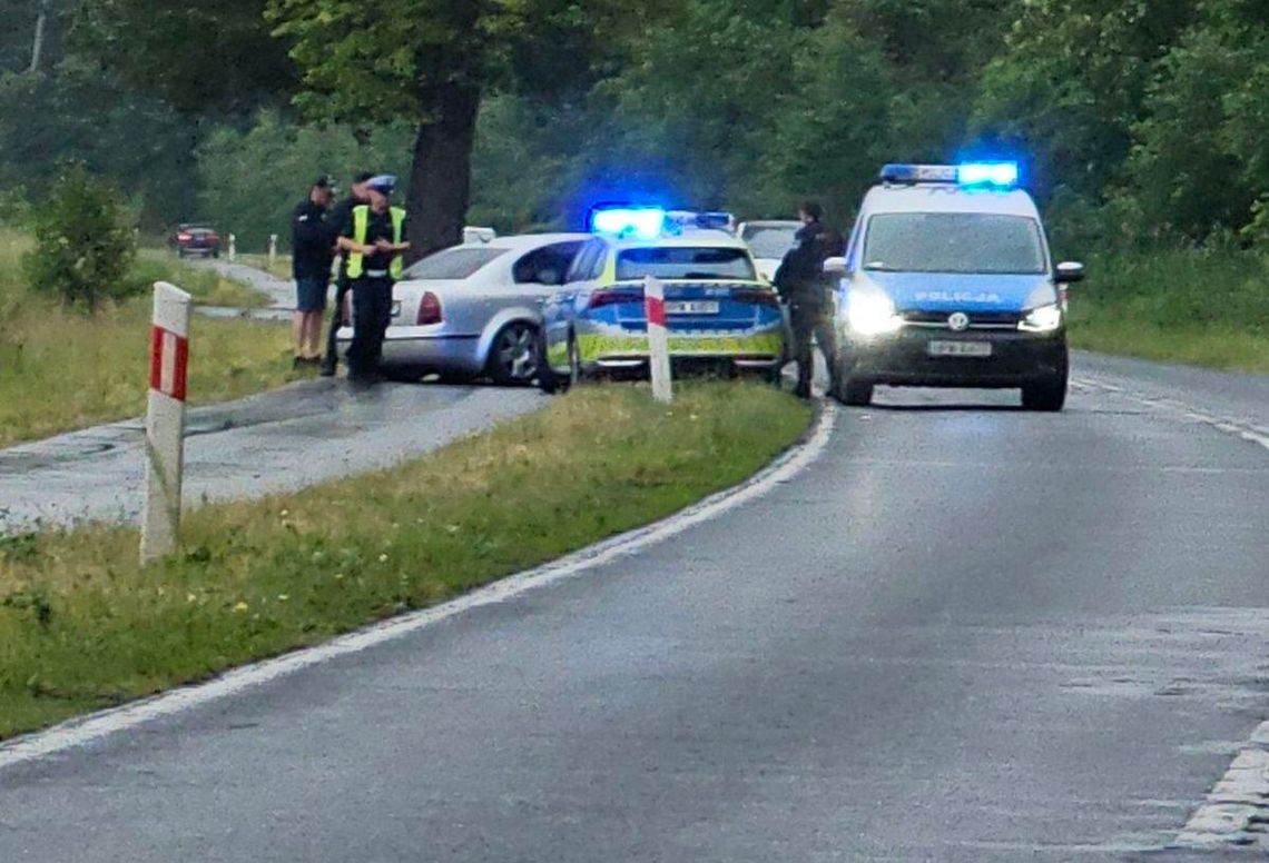 Groźne zderzenie na zakręcie. Skoda wylądowała na ścieżce rowerowej