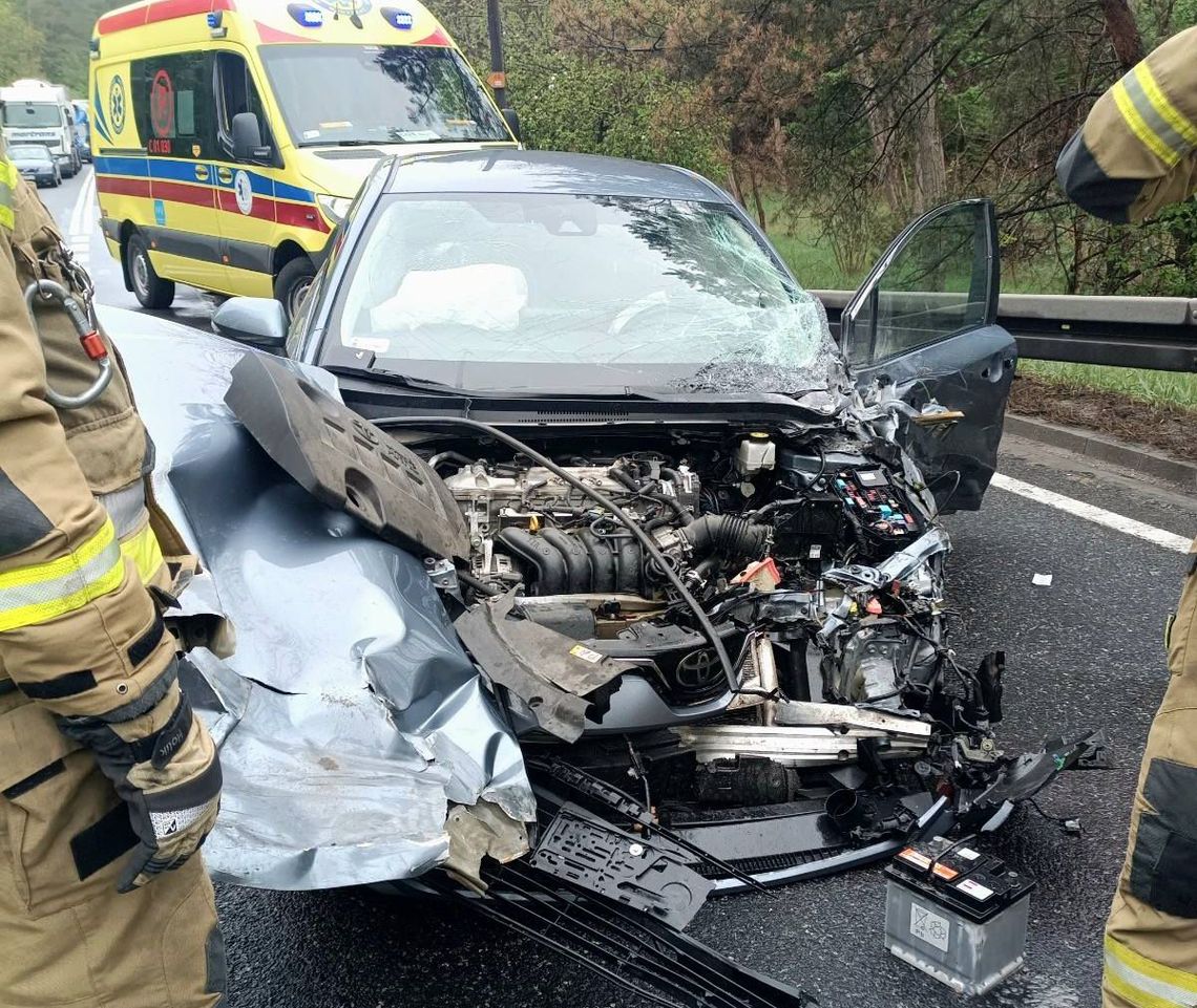 Groźny efekt domina w karambolu. Cztery auta rozbite - Toyota zderzyła się czołowo z Iveco i Scanią