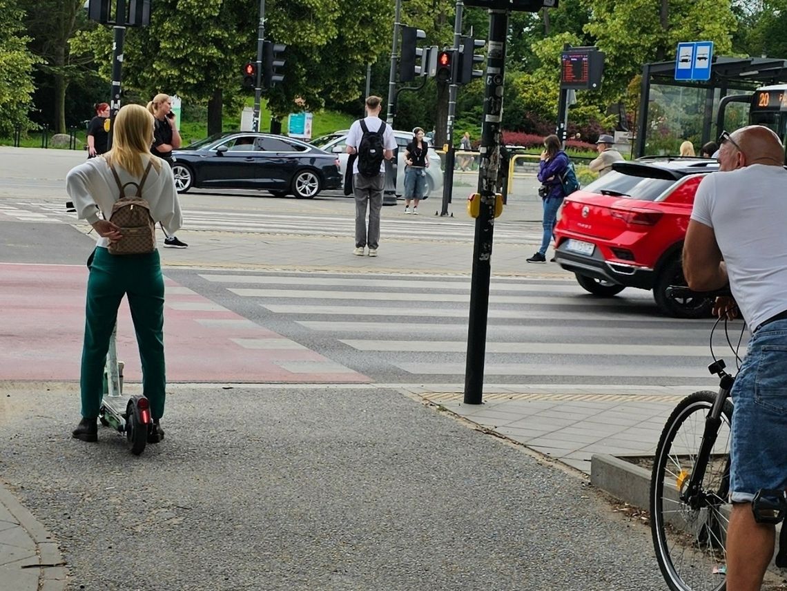 Groźny użytkownik drogi na hulajnodze. Doszło do czołowego zderzenia