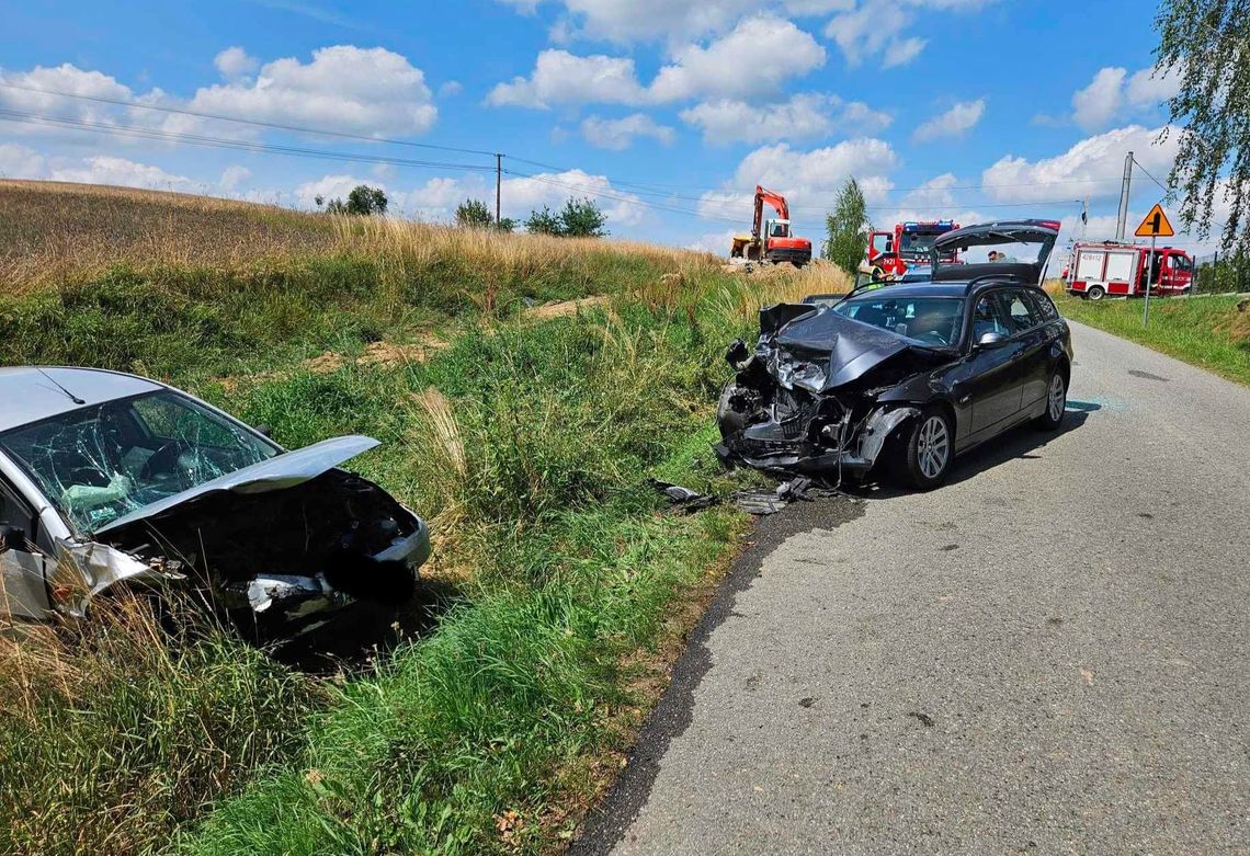 Groźny karambol przy granicy z Niemcami. BMW wyprzedzał Forda na DK26 i uderzył w ciężarówkę Groźny karambol przy granicy z Niemcami. BMW wyprzedzał Forda na DK26 i uderzył w ciężarówkę