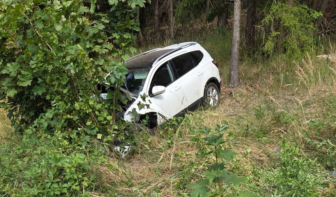 Groźny wypadek na DK31. Auto wypadło z jezdni. Kierującą przetransportowano do szpitala