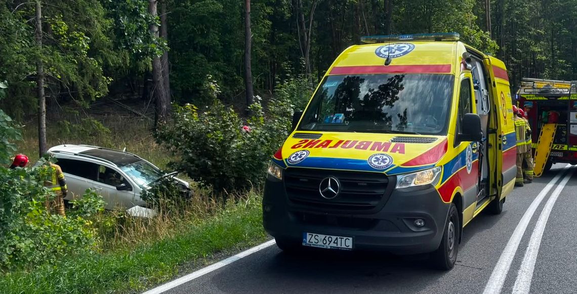 Groźny wypadek na DK31. Auto wypadło z jezdni. Kierującą przetransportowano do szpitala Groźny wypadek na DK31. Auto wypadło z jezdni. Kierującą przetransportowano do szpitala