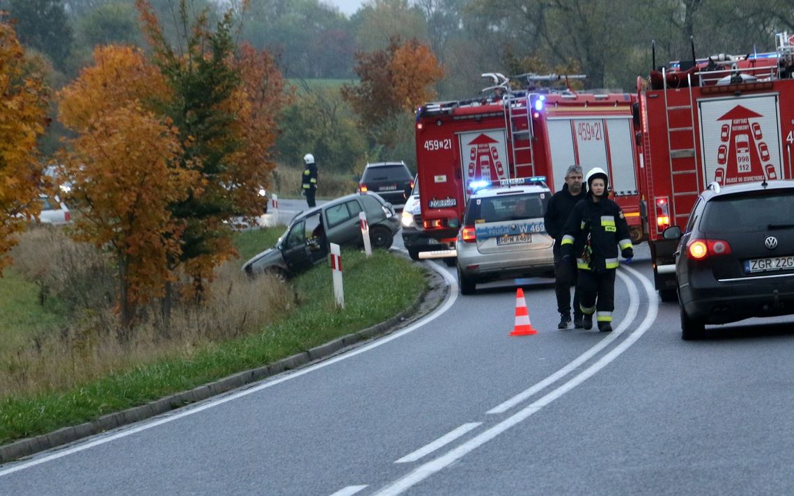 Groźny wypadek na zakręcie. Droga zablokowana