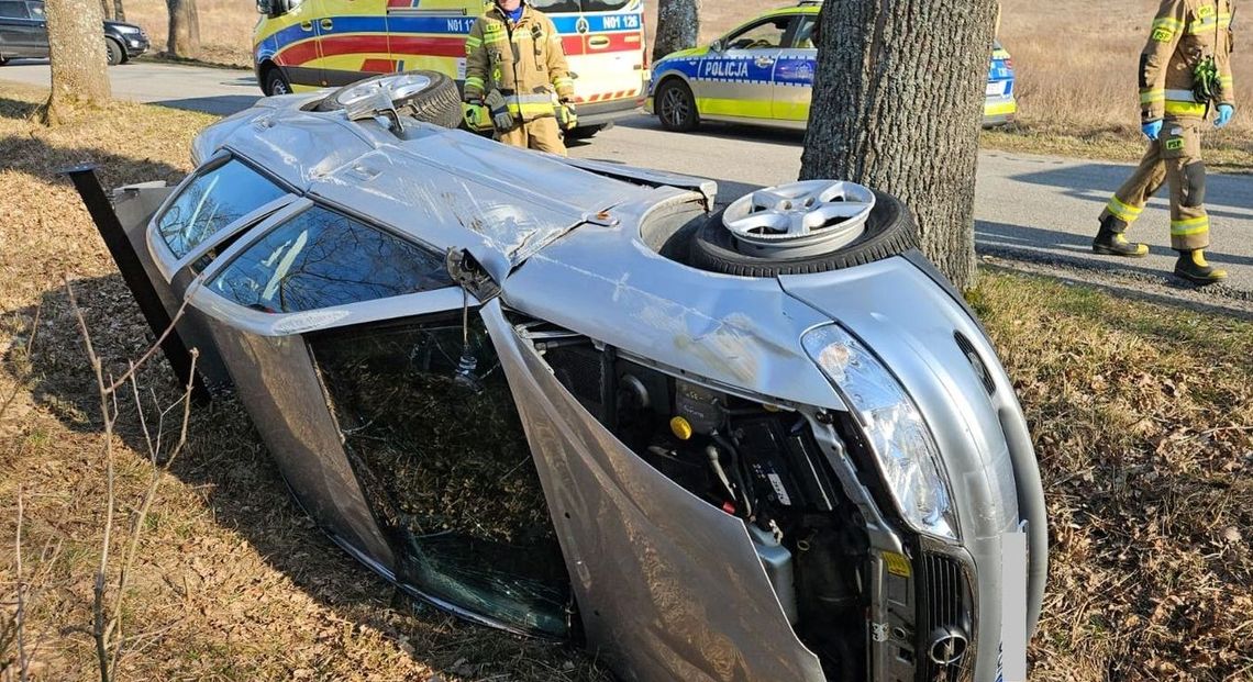 Groźny wypadek z udziałem nastolatka. Stracił panowanie nad autem i dachował Groźny wypadek z udziałem nastolatka. Stracił panowanie nad autem i dachował