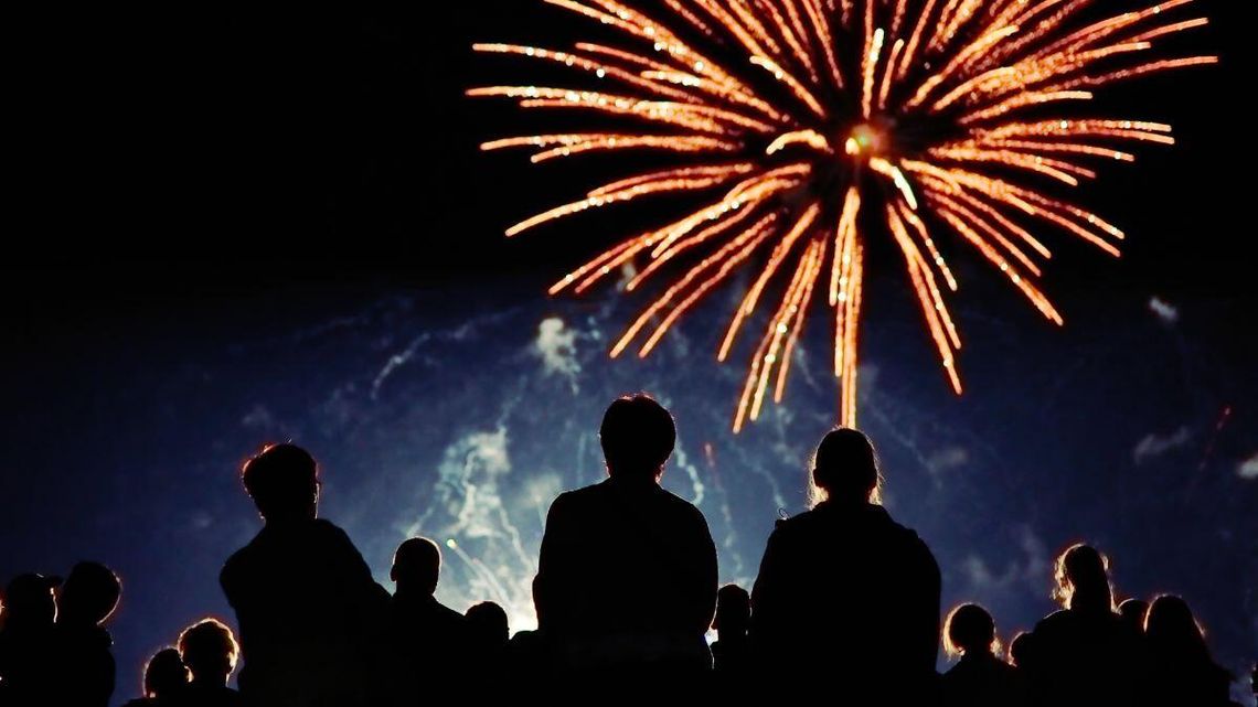 Koszt fajerwerków zależy od ich typu. Inne ceny w hurtowniach, inne w marketach, czy na stoiskach