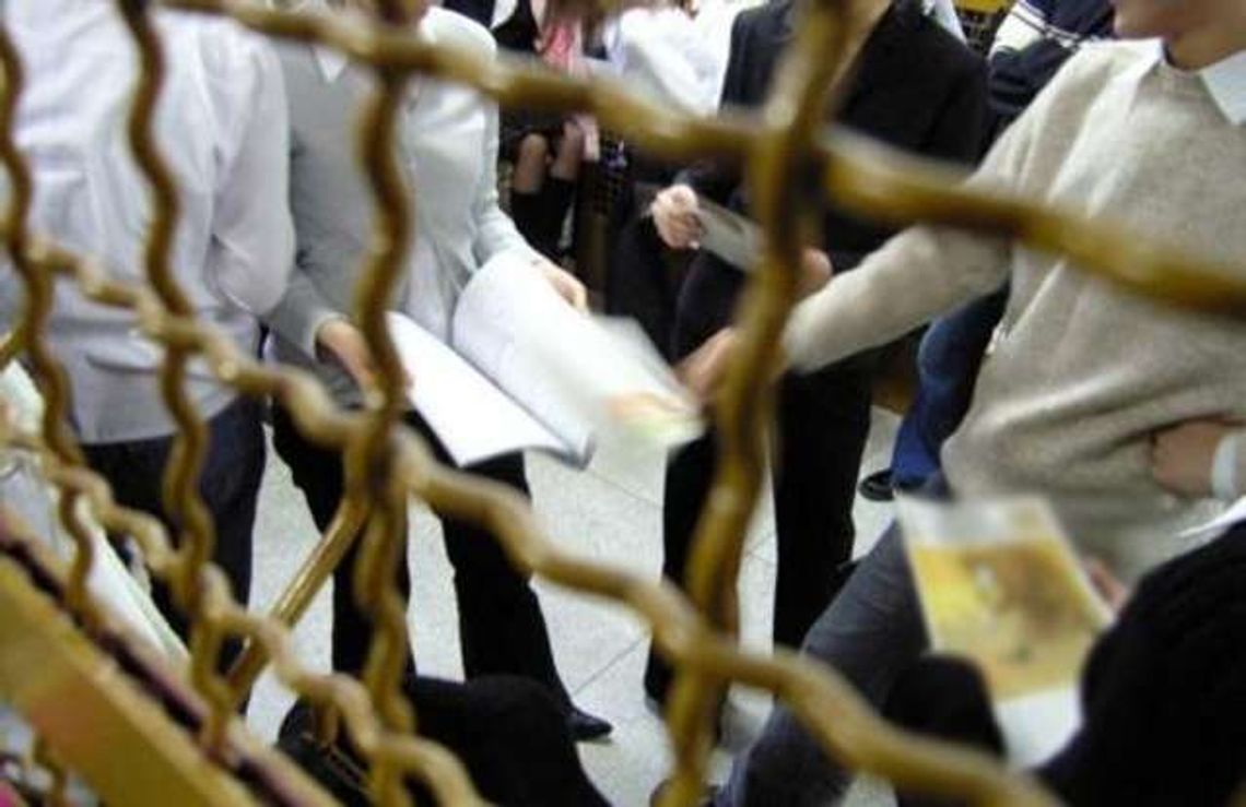 Grupa prześladuje gimnazjalistę Grupa prześladuje gimnazjalistę