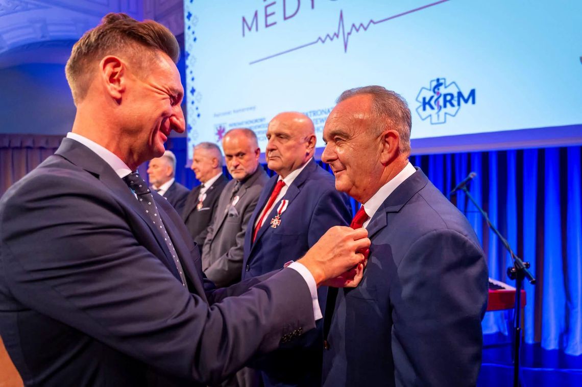 Gryfino dziękuje bohaterowi: 47 lat służby Krystiana Zawadzkiego wyróżnione Srebrnym Gryfem Gryfino dziękuje bohaterowi: 47 lat służby Krystiana Zawadzkiego wyróżnione Srebrnym Gryfem