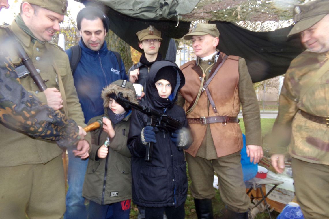 Gryfiński Piknik Militarny i rekonstruktorzy uatrakcyjnili świętowanie Gryfiński Piknik Militarny i rekonstruktorzy uatrakcyjnili świętowanie