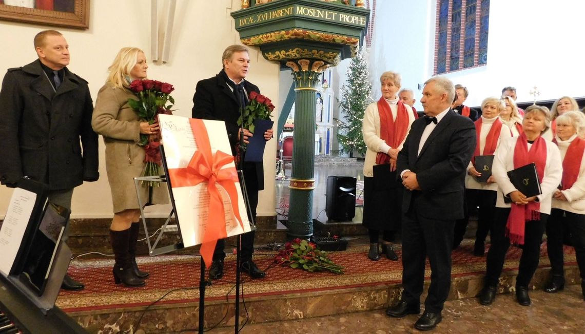 Grzegorz Handke pożegnał się z chórem Res Musica koncertem kolęd. Gryfinianie dziękowali dyrygentowi brawami na stojąco