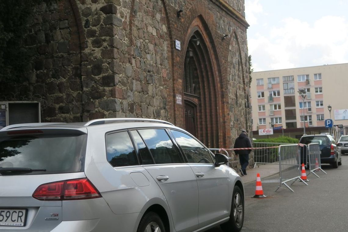 Gzyms spadł prosto na samochód Gzyms spadł prosto na samochód